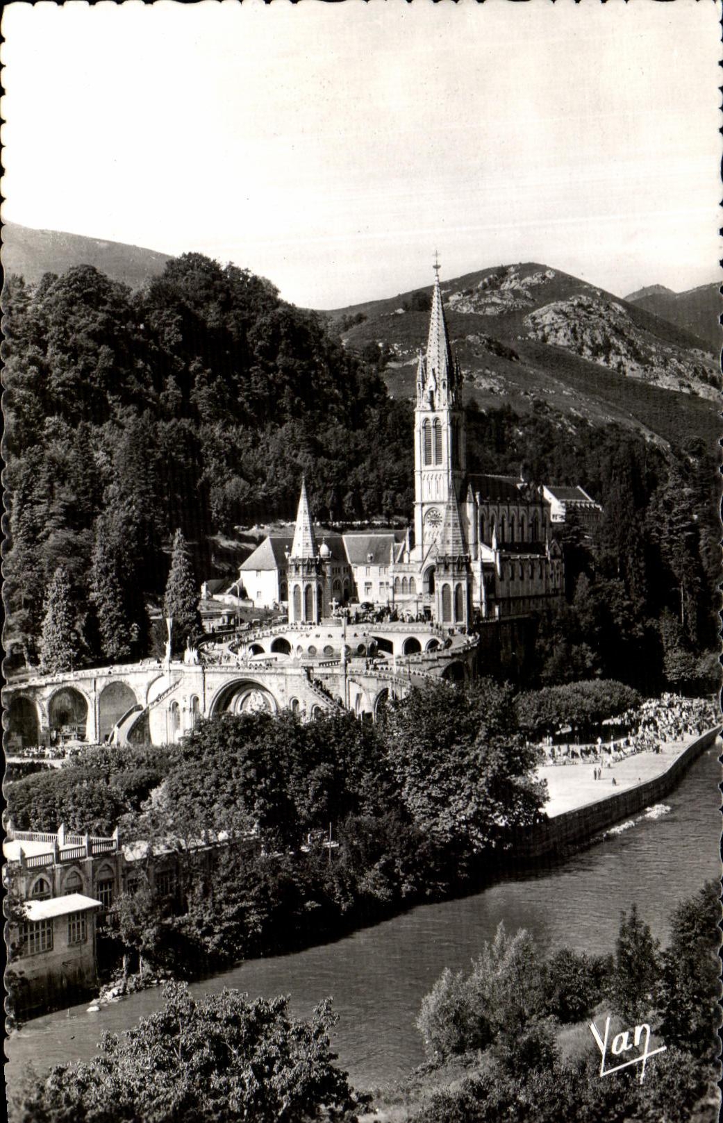 CPA Lourdes La Basilique Et Le Gave