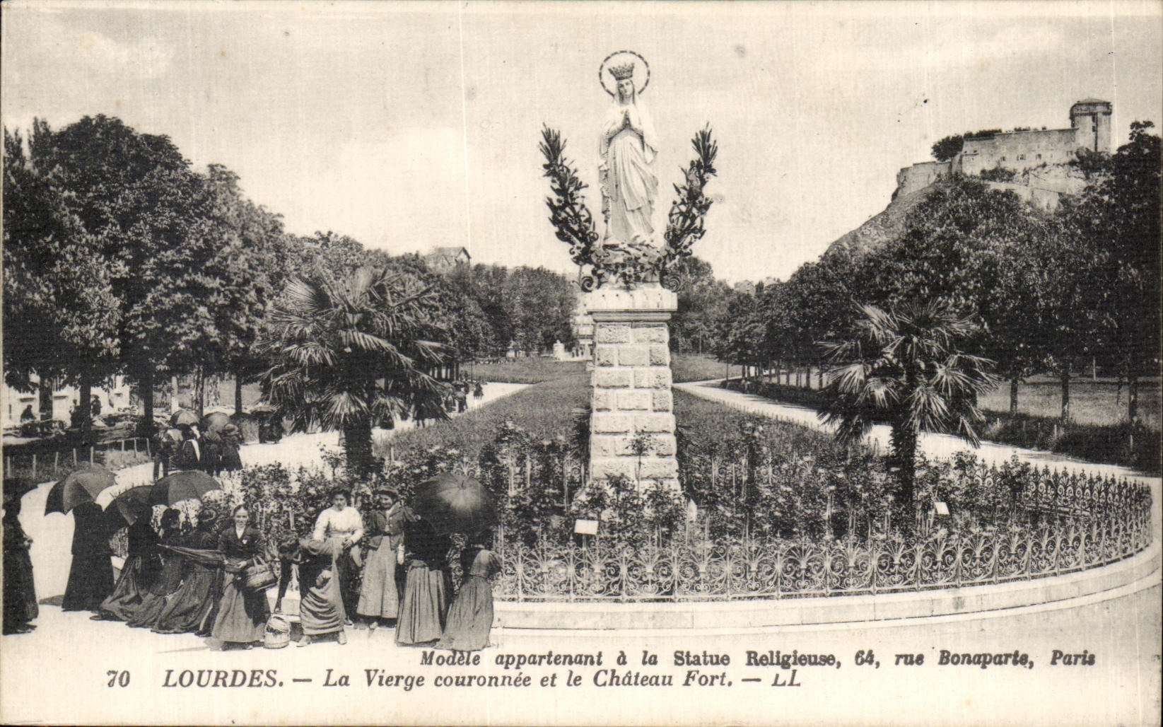CPA Lourdes La Vierge couronnee et le Chateau Fort