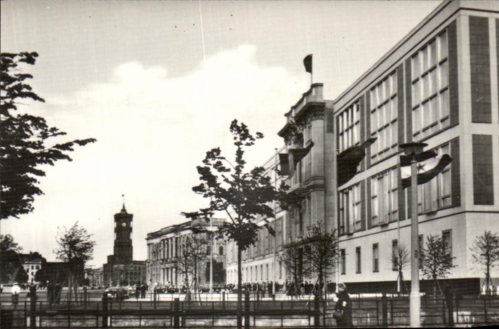 Berlin — Hauptstadt der DDR — Édifice des Nations Unies (Staatsratsgebäude) — AUFBAU ZENTRUM BERLIN B.8/66