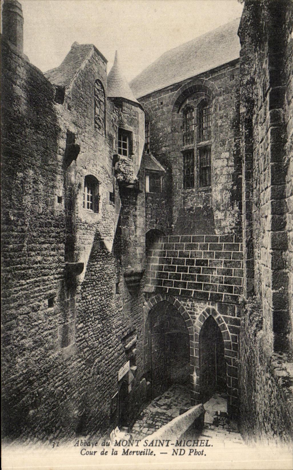 Cour de la Merveille — Abbaye du Mont Saint-Michel — ND Phot.