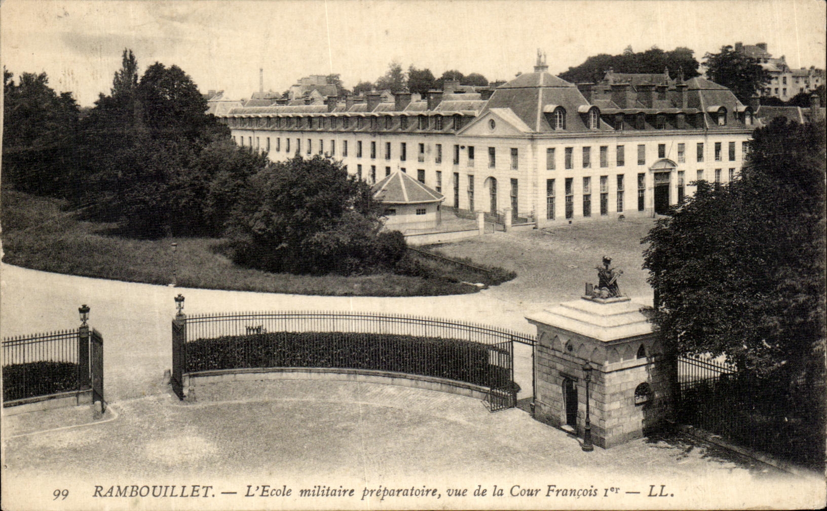 CPA Rambouillet L'Ecole militaire preparatoire vue de la Cour Francois 1er
