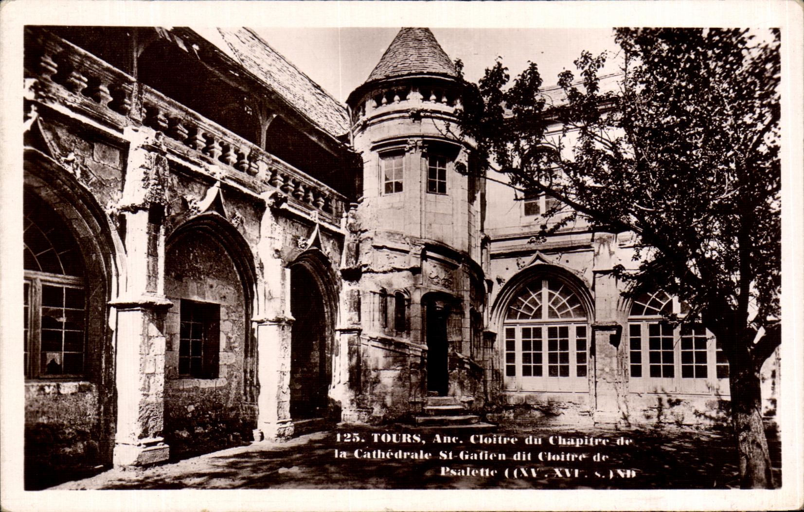 CPA Tours ancien Cloitre du Chapitre de la Cathedrale St Gatien dit cloitre de Psalette 