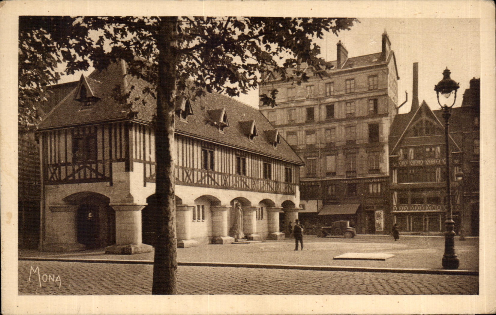 CPA Rouen La Ville Musee place du vieux Marche et statue de Jeanne d'arc 