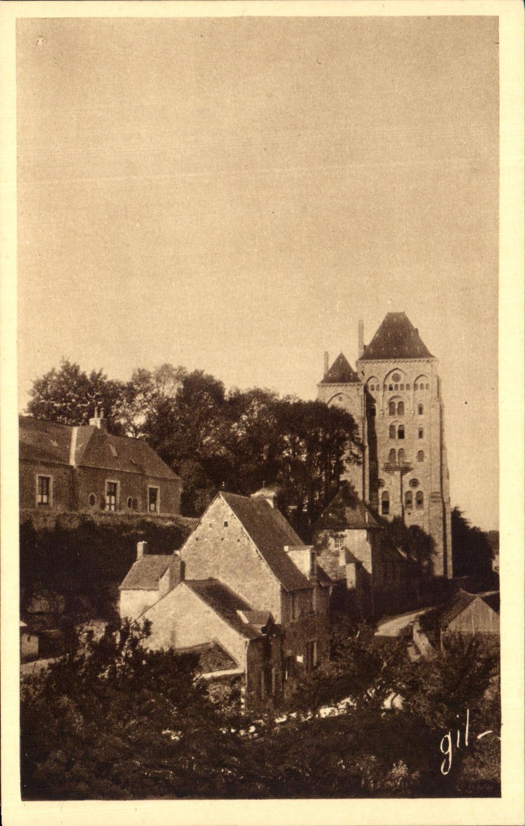 CPA Solesmes L'abbaye Et Les Maisons Du Vieux Bourg