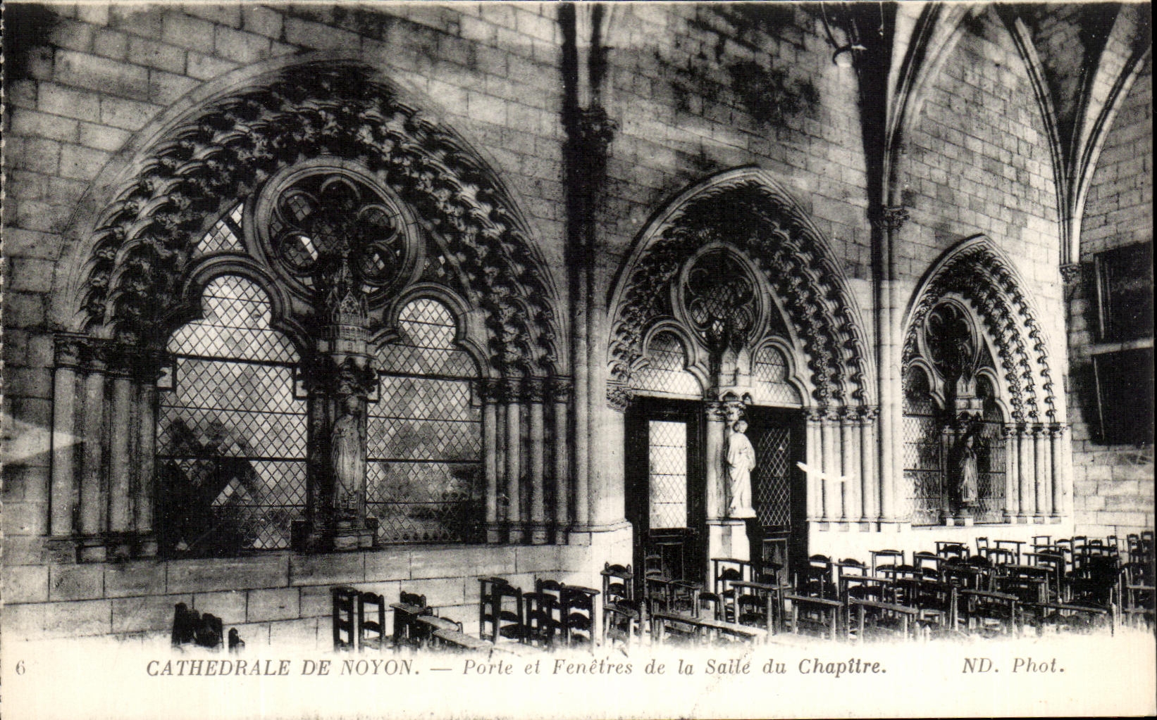 Cathédrale de Noyon — Porte et Fenêtres de la Salle du Chapitre