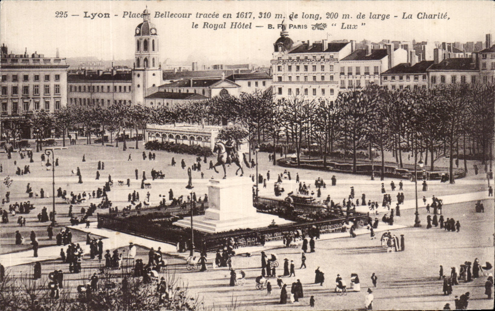 Lyon - Place Bellecour — tracée en 1617, 310 m de long, 200 m de large — La Charité, le Royal Hôtel — B. FI PARIS « Lux »