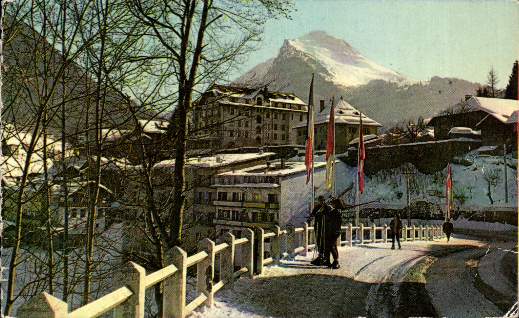 Morzine (Haute-Savoie) — vue hivernale avec montagne enneigée et bâtiments — éditeur CAPITALCOLOR, n° de série non visible