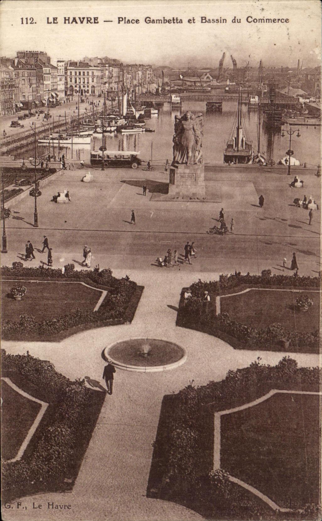 CPA Le Havre Place Gambetta et Bassin du Commerce Bateaux