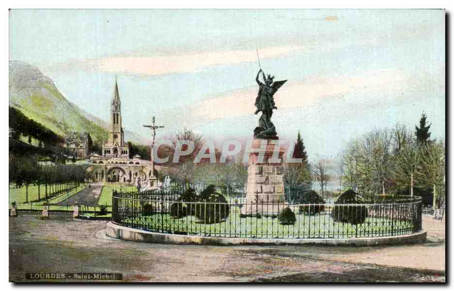 Lourdes - Saint-Michel — statue d'ange armé, église et montagnes en arrière-plan