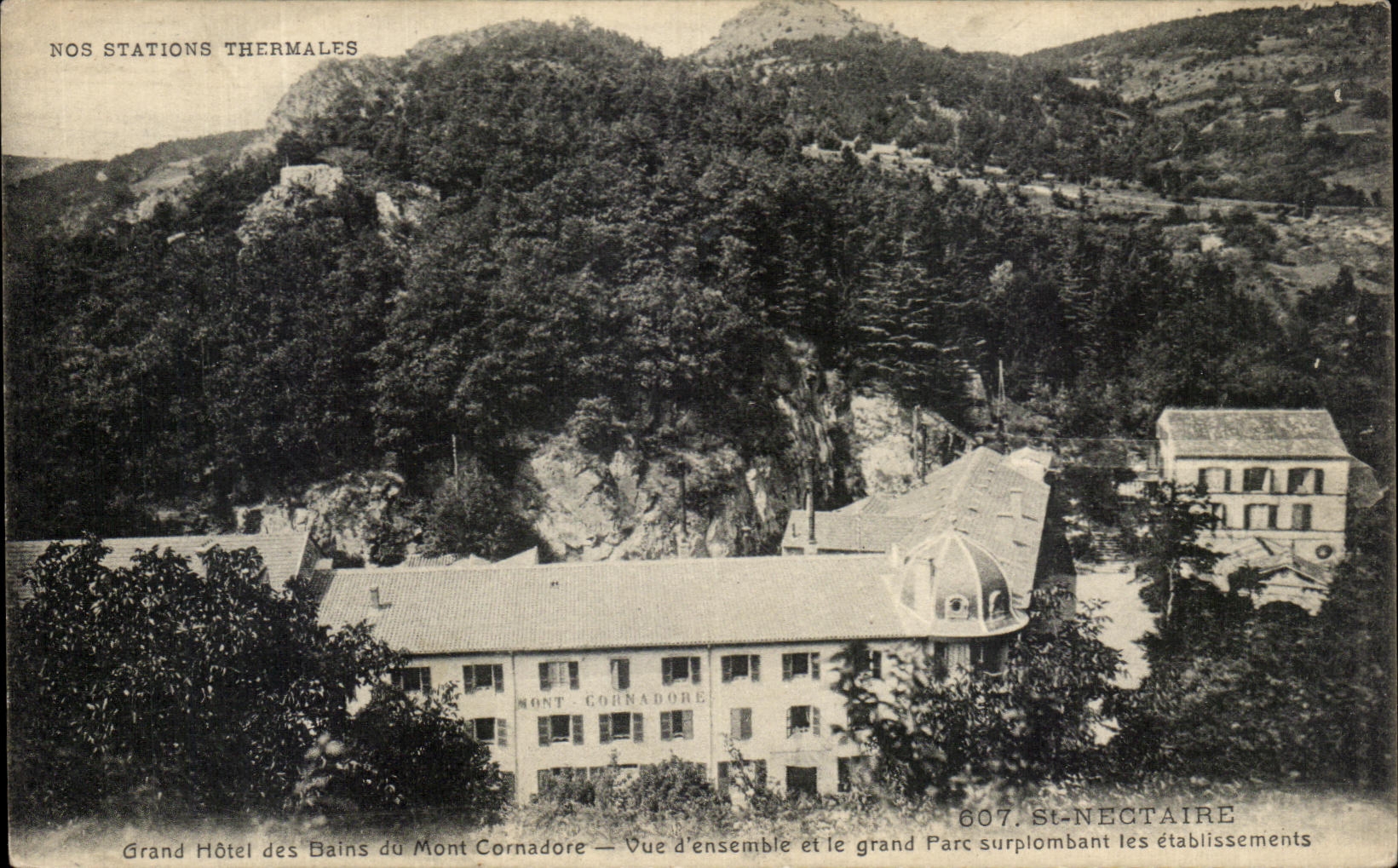 Grand Hôtel des Bains du Mont Cornadore — Vue d'ensemble et le grand Parc surplombant les établissements — Mont Cornadore, Saint-Nectaire