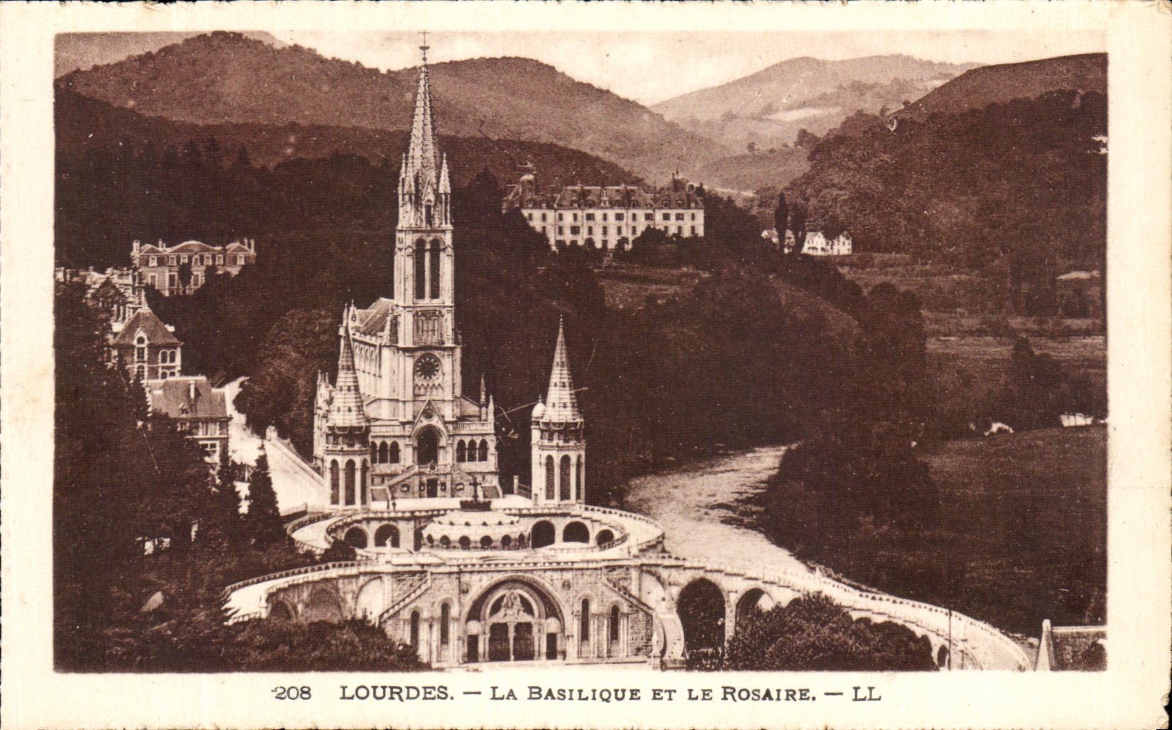 CPA Lourdes La Basilioue Et le Rosaire