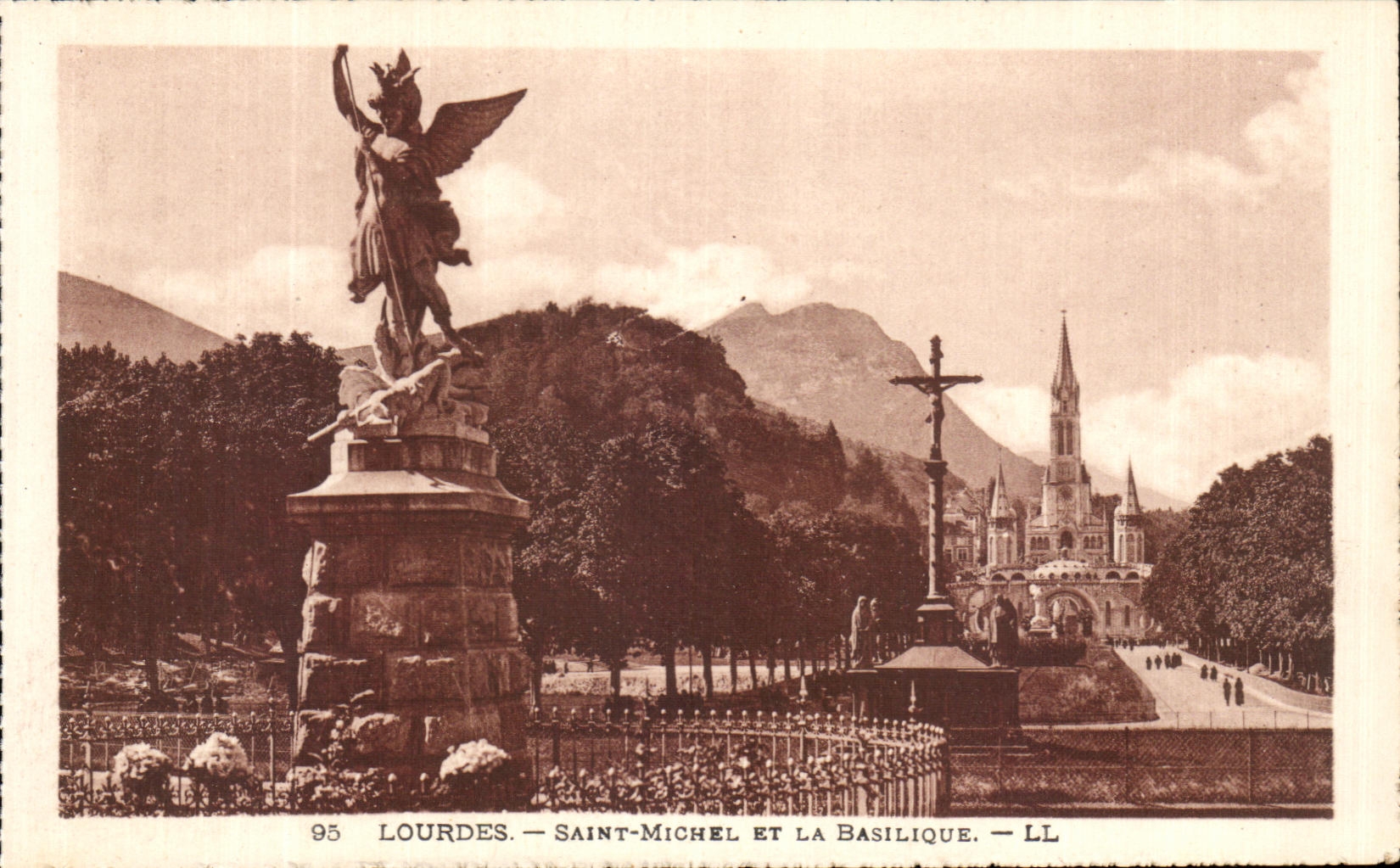 CPA Lourdes Saint Michel Et la Basilique