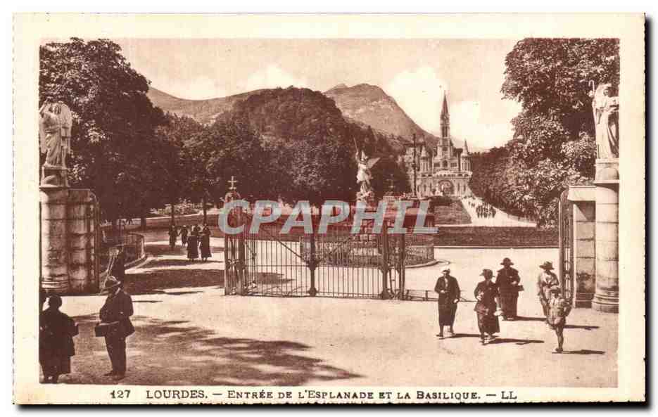 CPA Lourdes Entree De L'Esplanade Et la Basilique