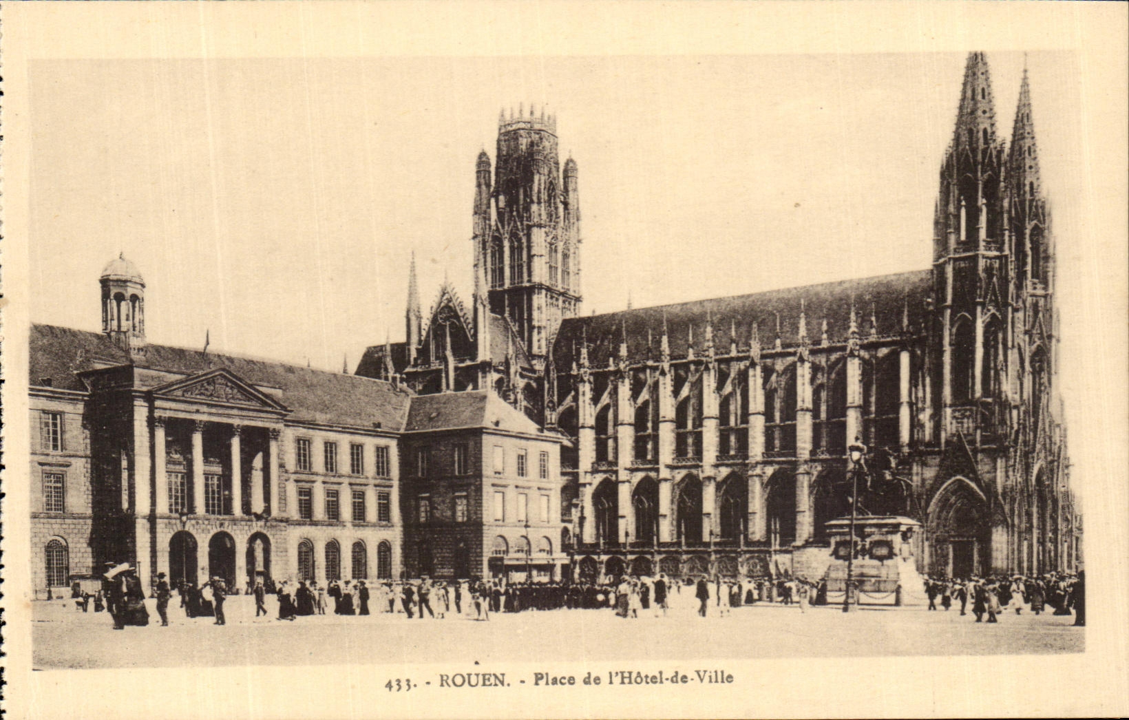 CPA Rouen Place de l'Hotel de Ville