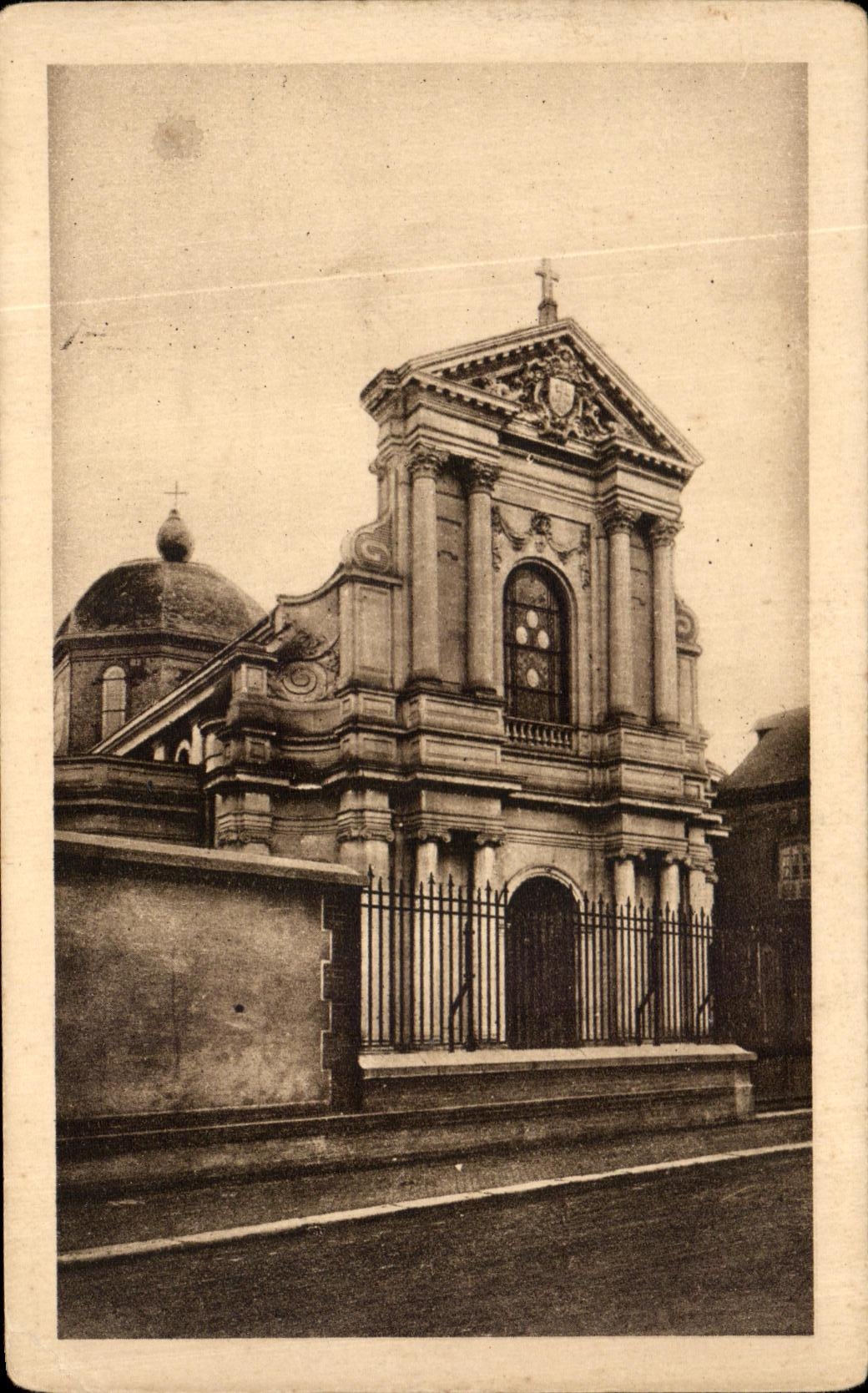 CPA La Chapelle des Carmelites de Lisieux La facade 