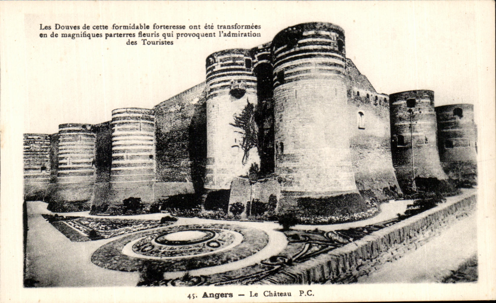 CPA Angers Les Douves Le chateau 