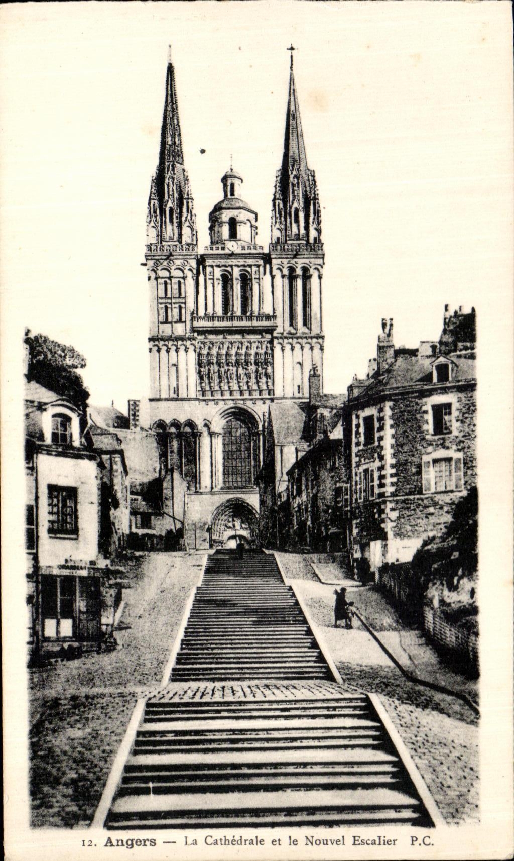 CPA Angers La Cathedrale Et Le Nouvel Escalier