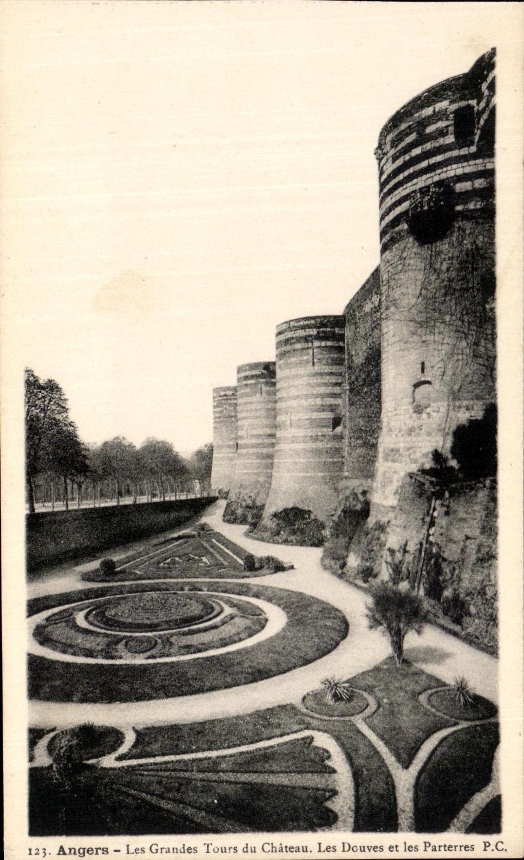 CPA Angers Les Grandes Tours Du Chateau Les Douves Et Les Parterres