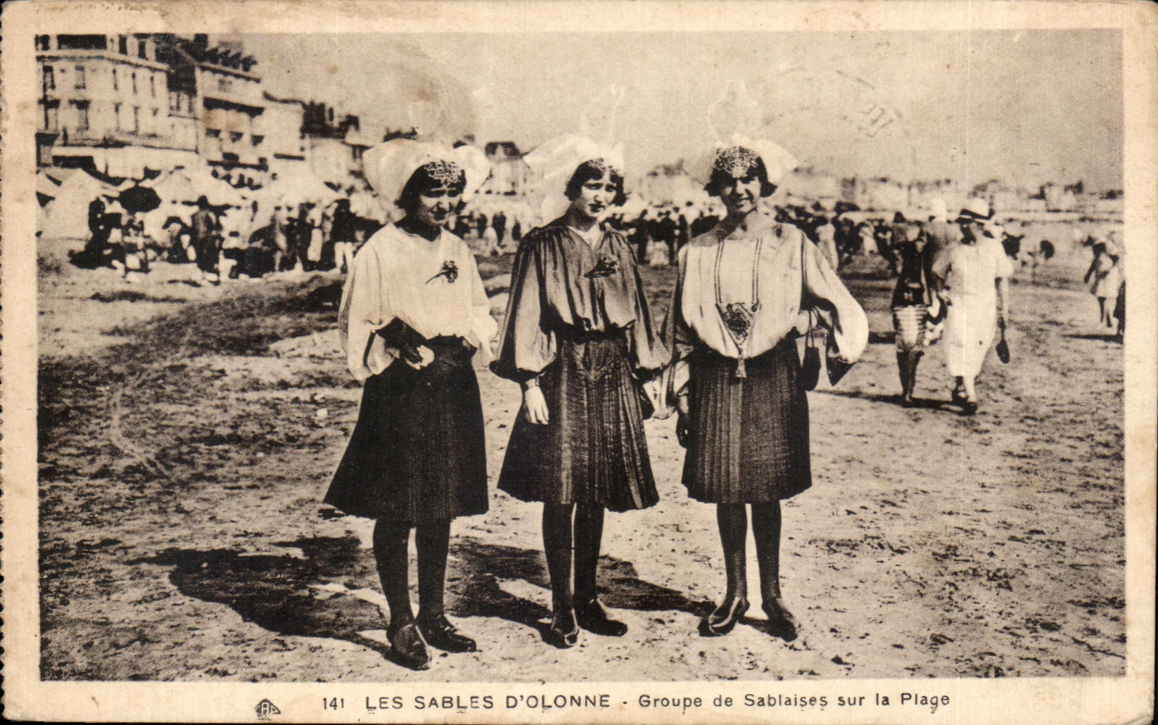 LES SABLES D'OLONNE - Groupe de Sablaises sur la Plage