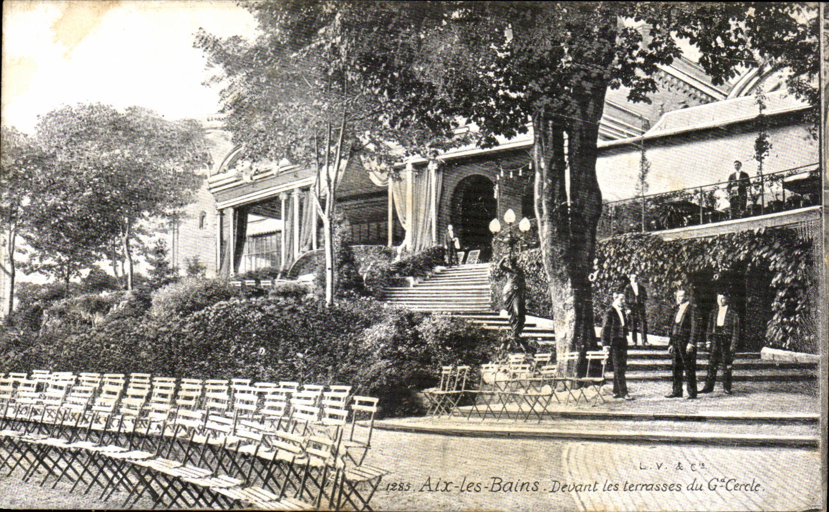 CPA Aix Les Bains Devant Les Terrasses du Grand cercle 