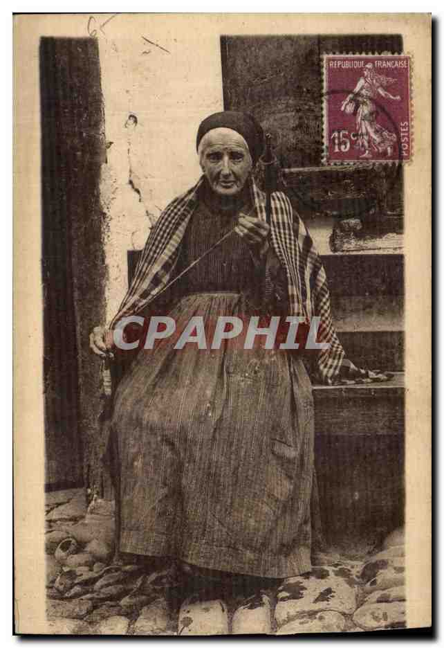 CPA Folklore Femme Pyrenees Folklore Costume