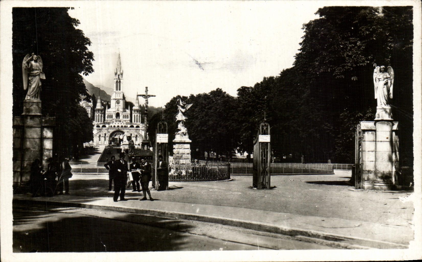 CPA Lourdes Entree de L'Eglise