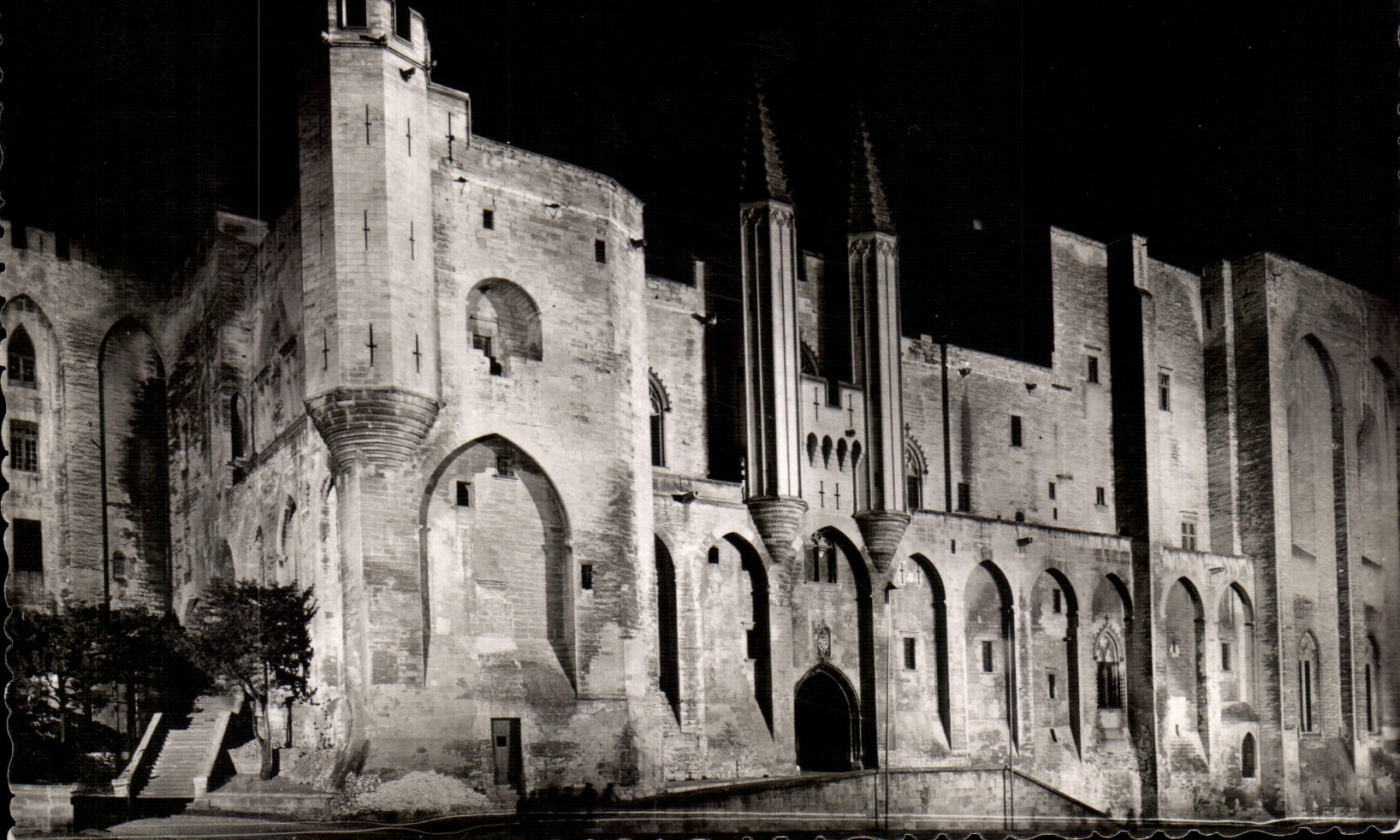 CPA Avignon Effet de Nuit Facade Occidentaie du palais des Papes Construite sous Clement