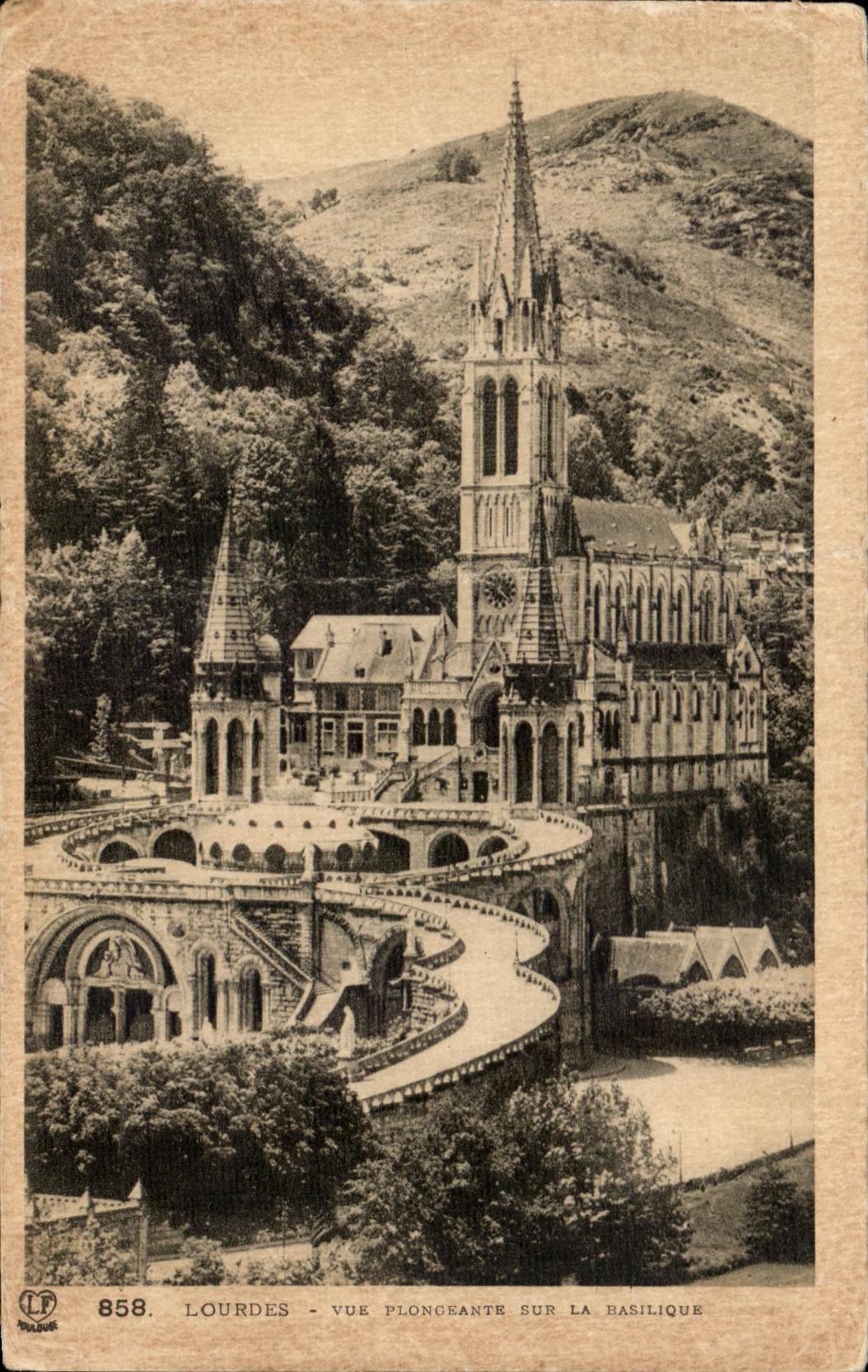 CPA Lourdes Vue plongeante Sur La Basilique