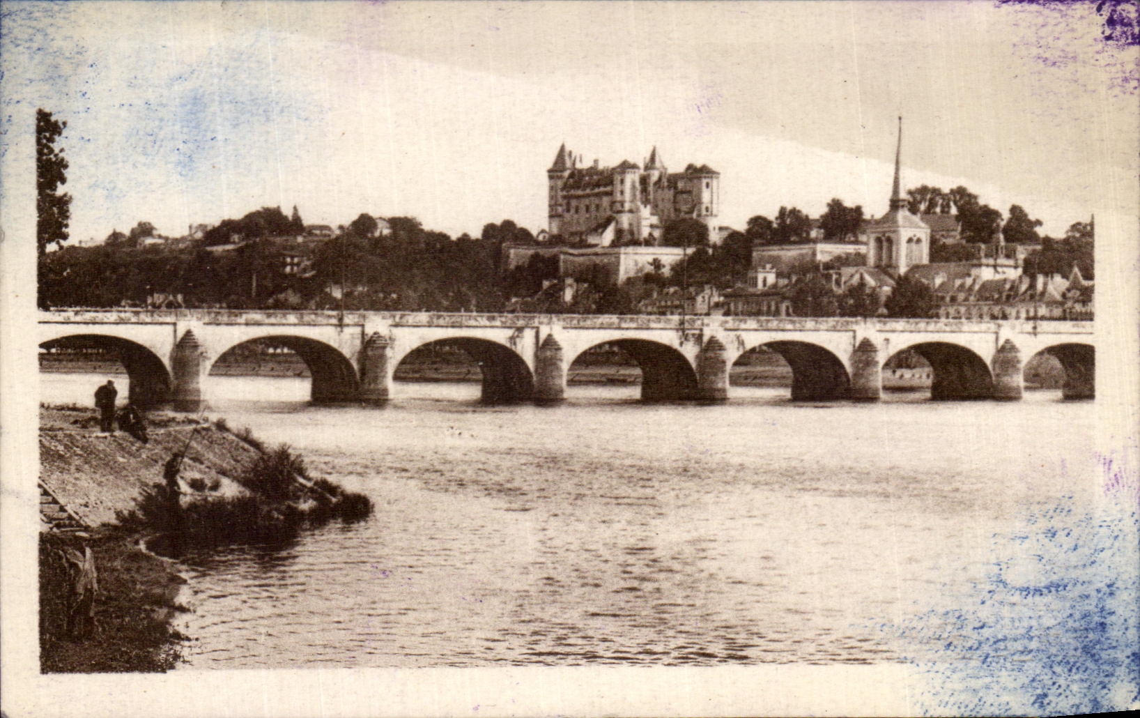CPA Saumur Vue Sur le Pont Le Chateau et Saint Pierre