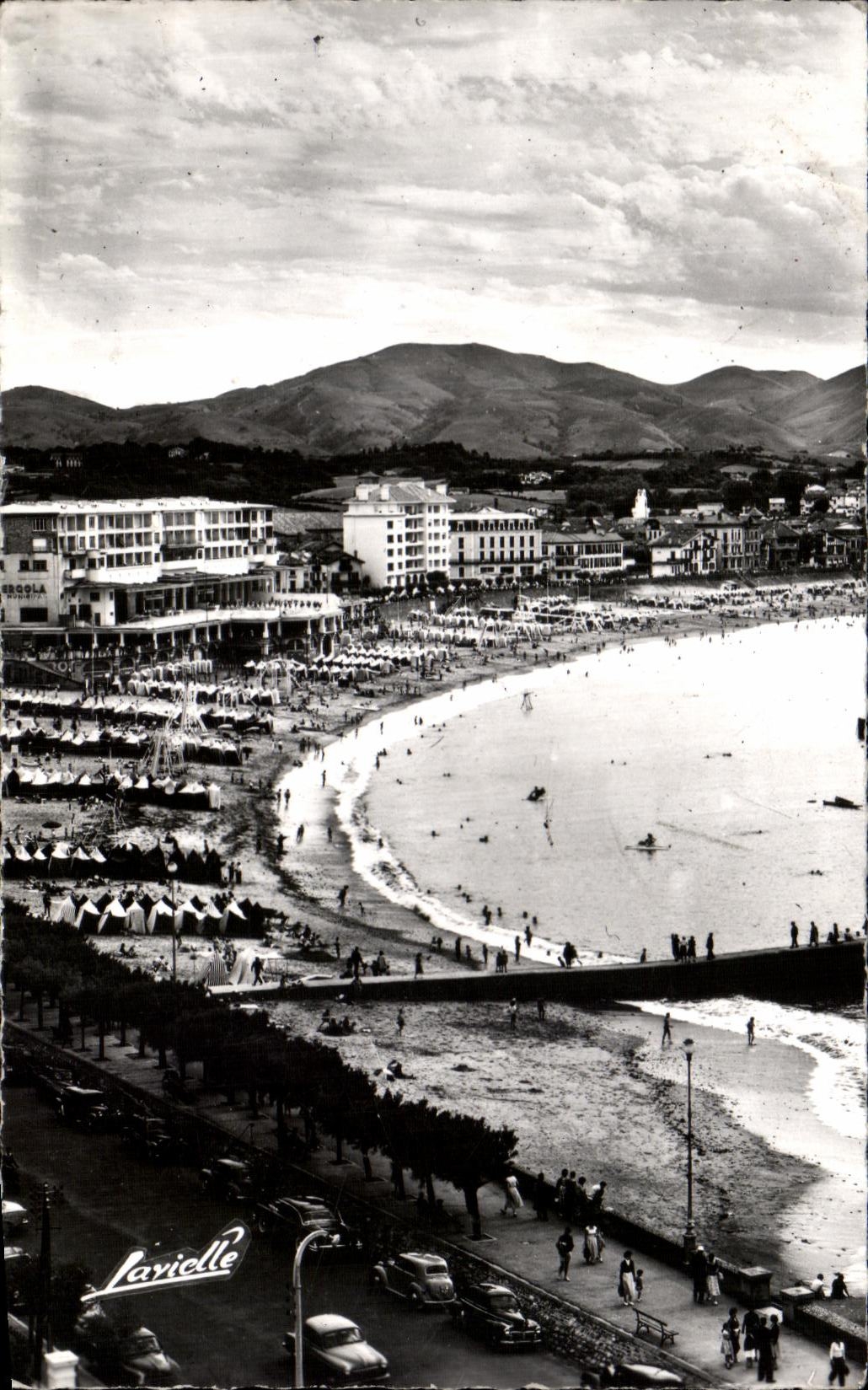 Saint-Jean-de-Luz — La plage, le Casino, au fond, la chaîne des Pyrénées — L. LAVIELLE, Biarritz