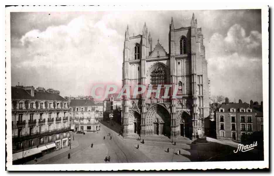 CPA Nantes la Cathedrale au fond la Tour St Pierre