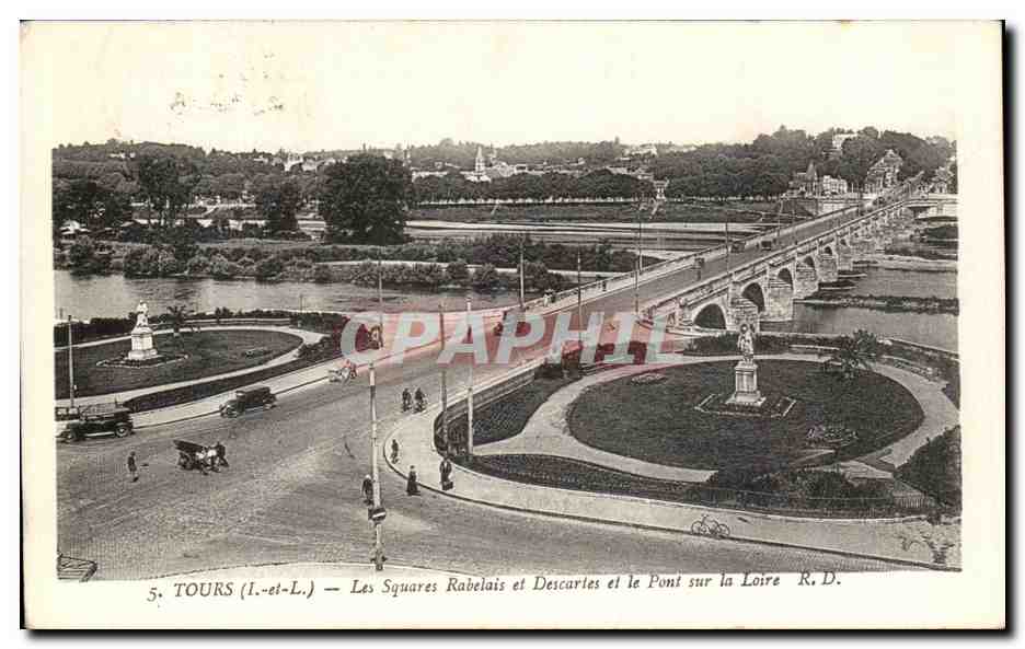 CPA Tours Les Squares Rabelais Et Descartes et le Pont Sur la Loire