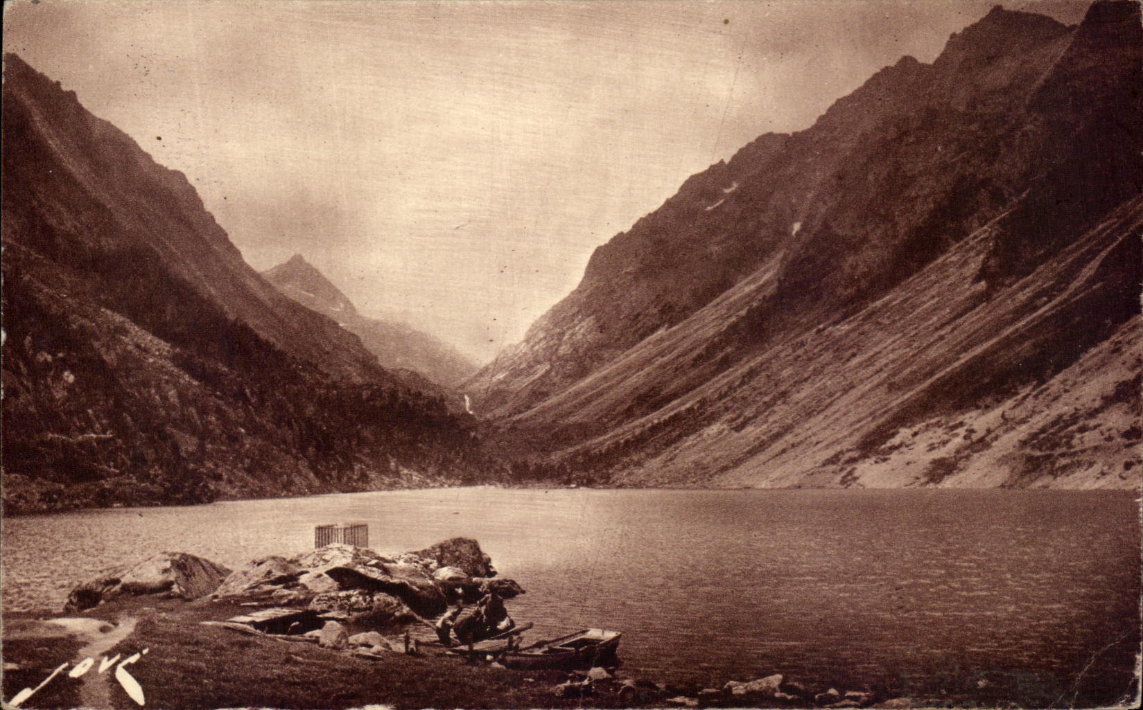 CPA Cauterets Environs Le Lac de Gaube Au fond le Vignemale