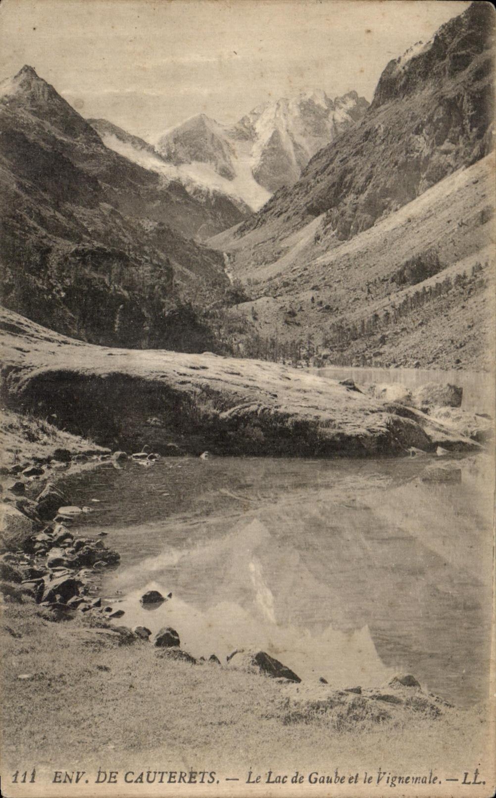 CPA Env De Cauterets Le Lac De Gaube Et Le Vignemale
