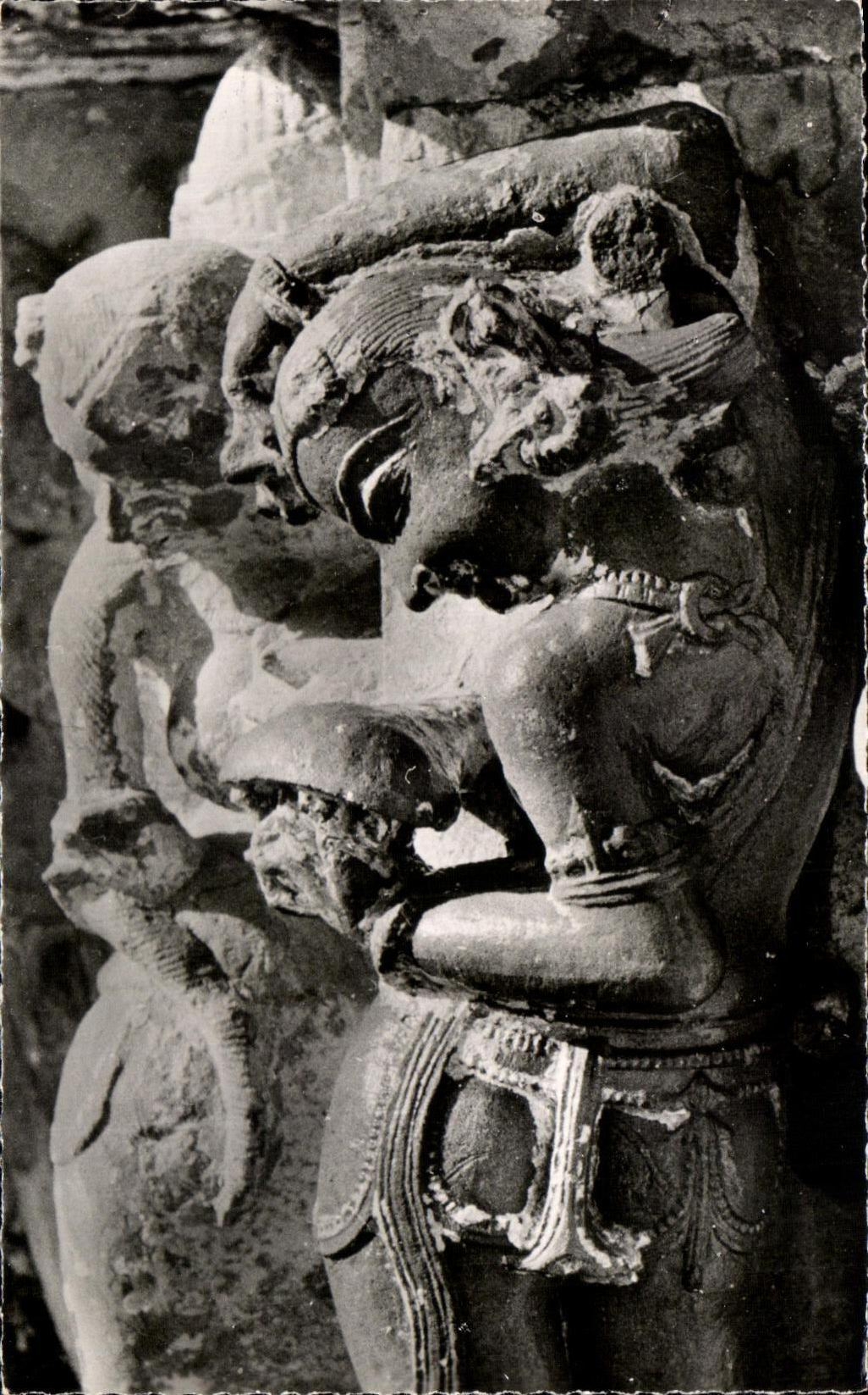 Apsara au miroir — Temple de Vivasanath à Khajuraho (IIe s.).