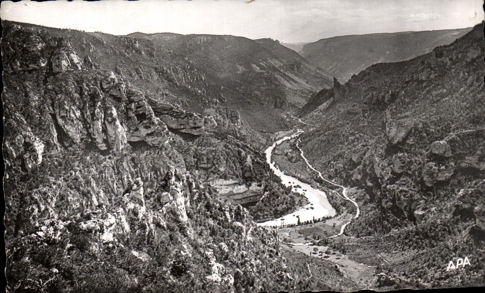 Gorges du Tarn — Vue du Point Sublime (aval) se détachant dans la Falaise — APA