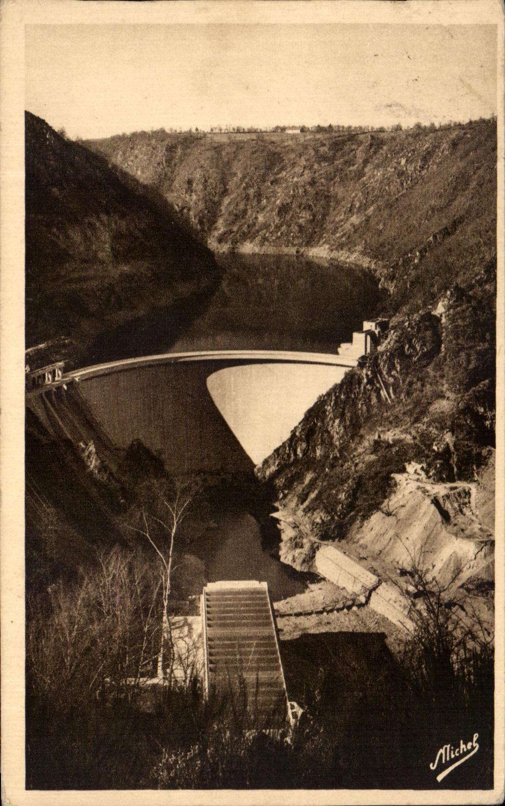 CPA Bort les Orgues Neuvic Ussel Mauriac Barrage de Mareges