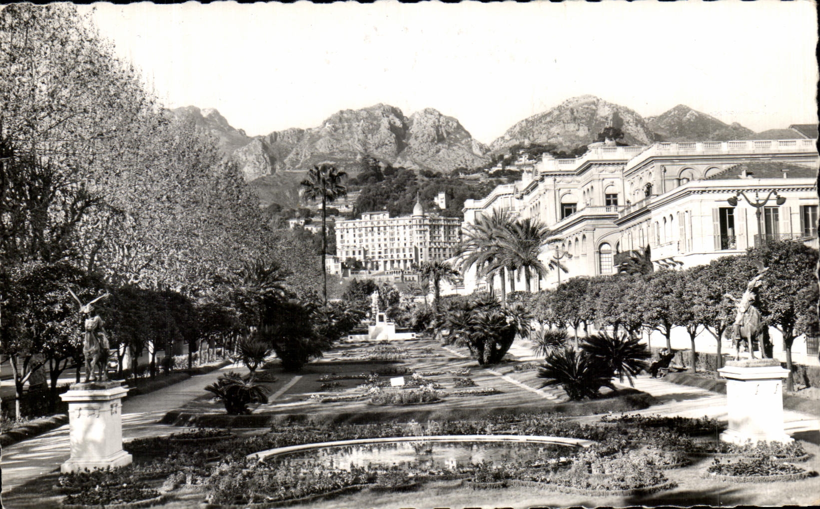 CPA Menton Les Jardins Au fond Le Palais Lutetia