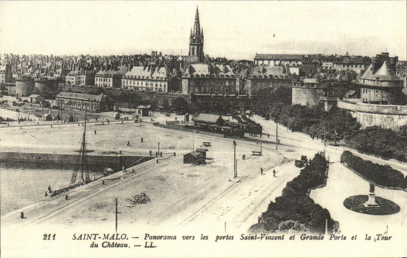 Saint-Malo — Panorama vers les portes Saint-Vincent et Grande Porte et la Tour du Château — LL — n° 211