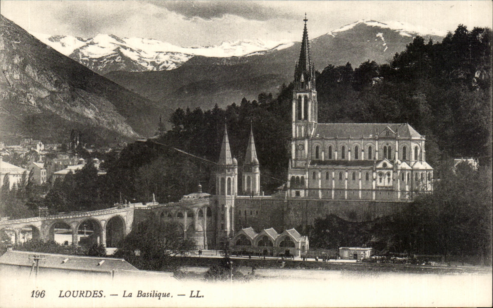 CPA Lourdes La Basilique