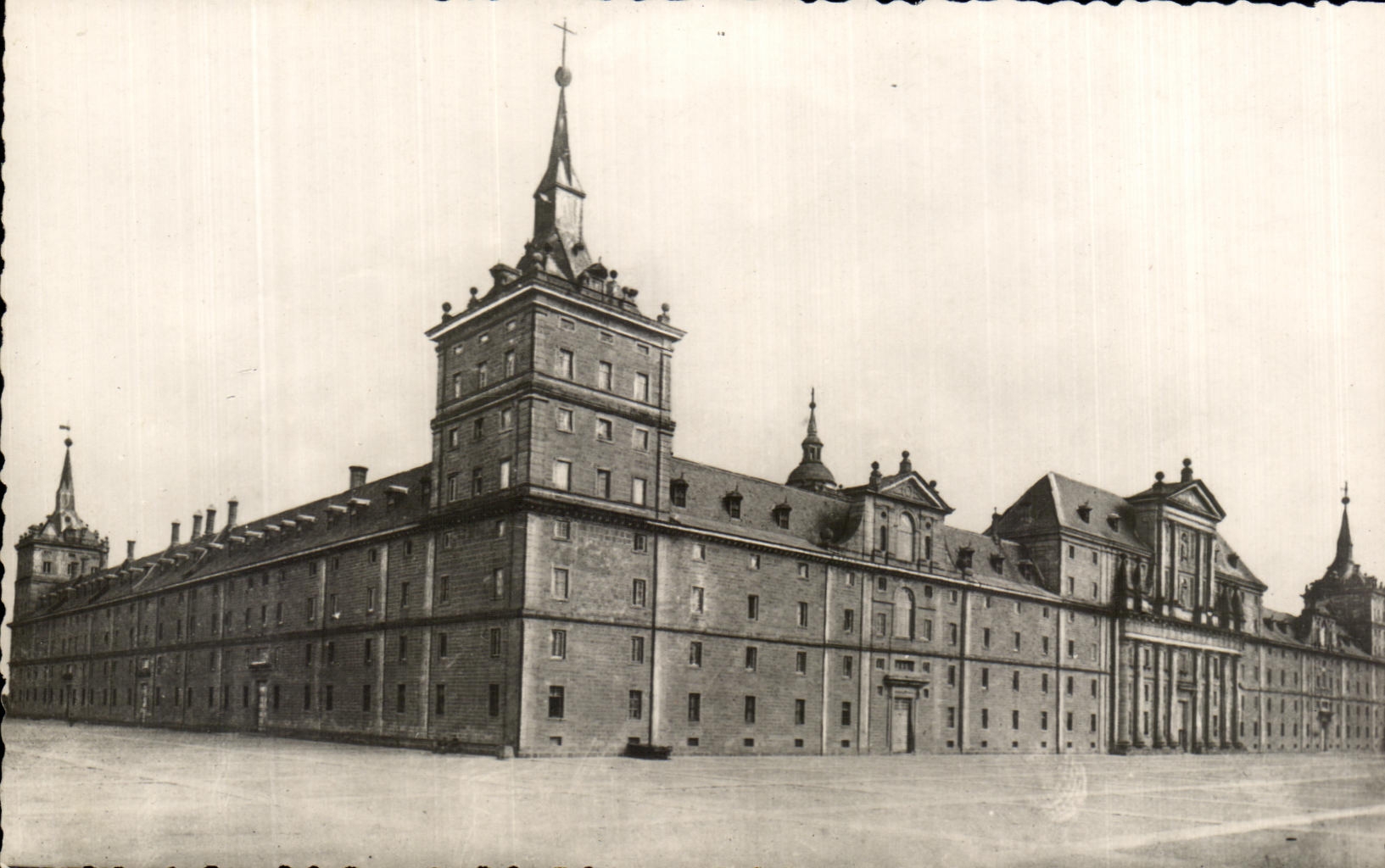 CPA Monastetio de El Escorial Fachade Principal y angulo del Seminario