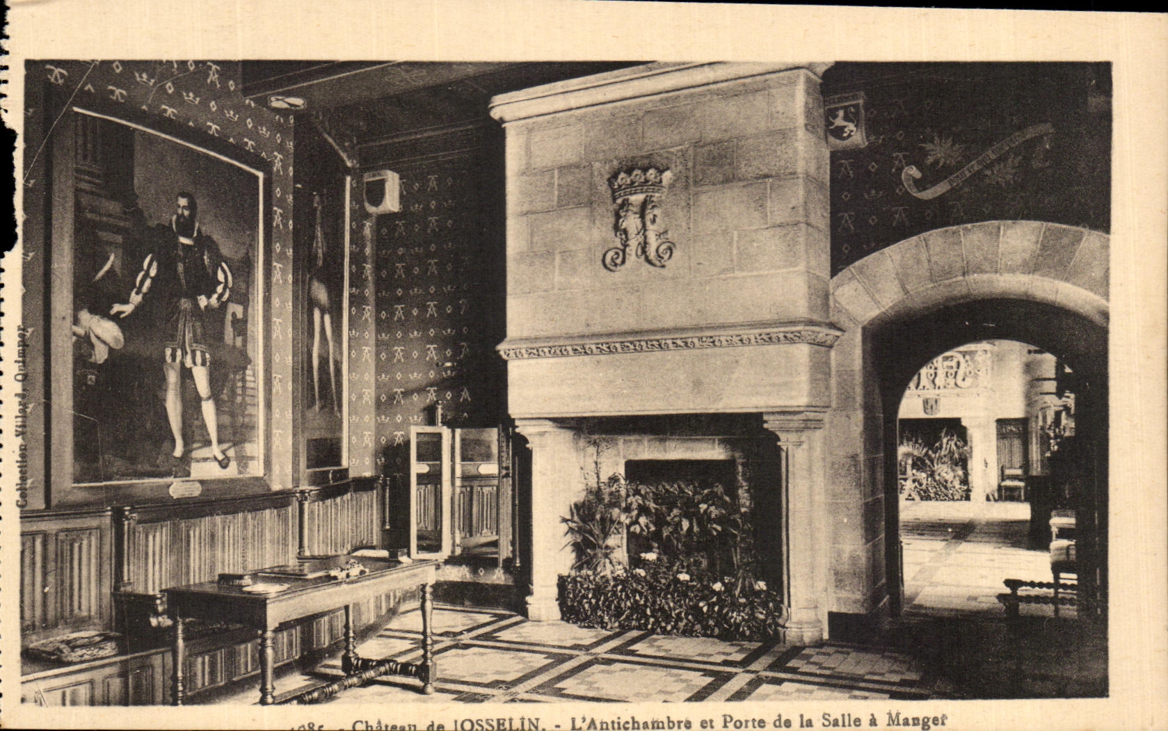 Château de JOSSELIN - L'Antichambre et Porte de la Salle à Manger