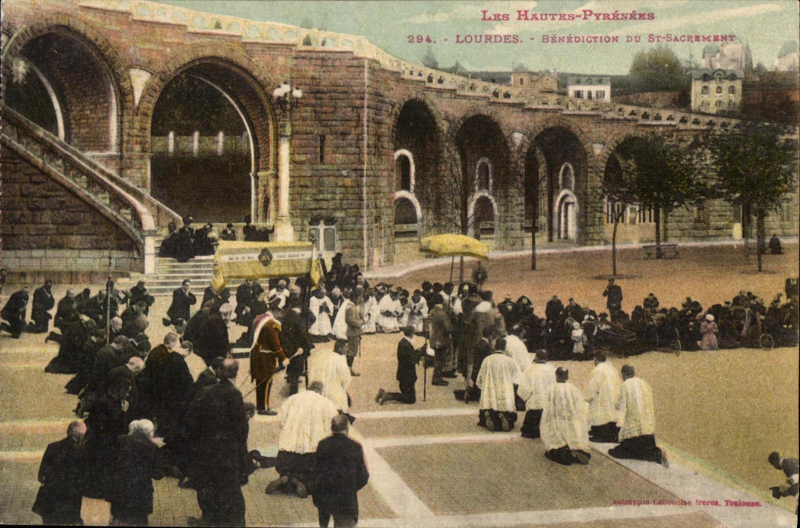 CPA Lourdes Les Hautes Pyrenees Benediction du St Sacrement 