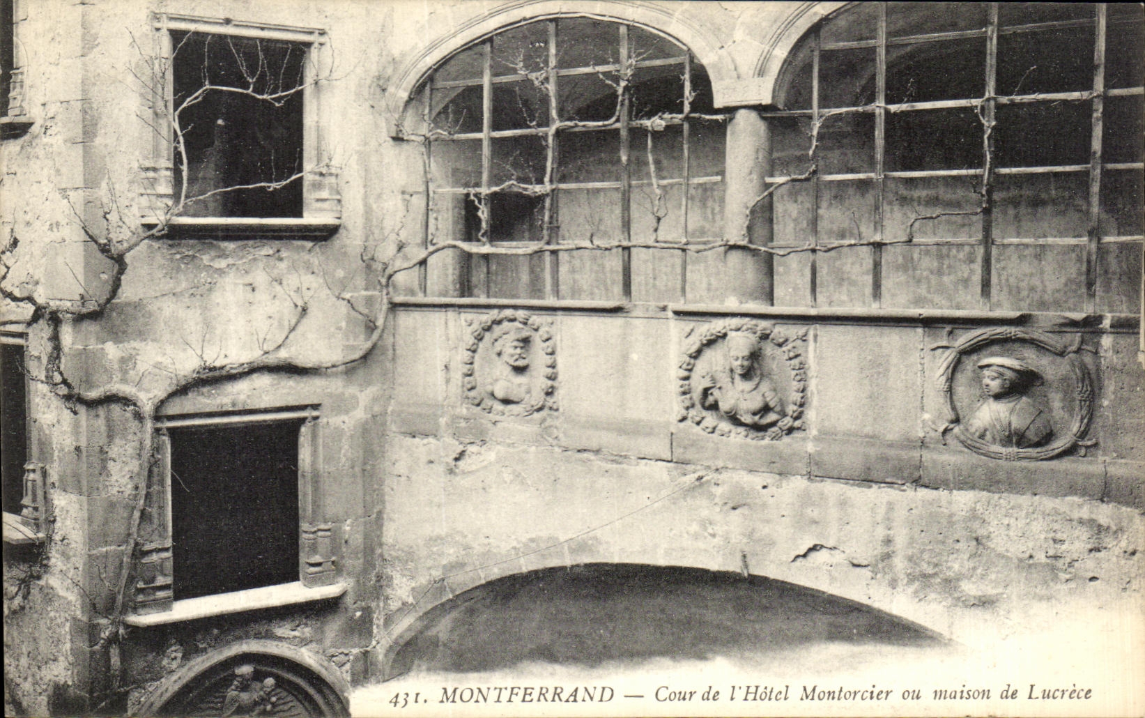 Montferrand — Cour de l'Hôtel Montorcer ou maison de Lucrèce — Edit. G. d'O.