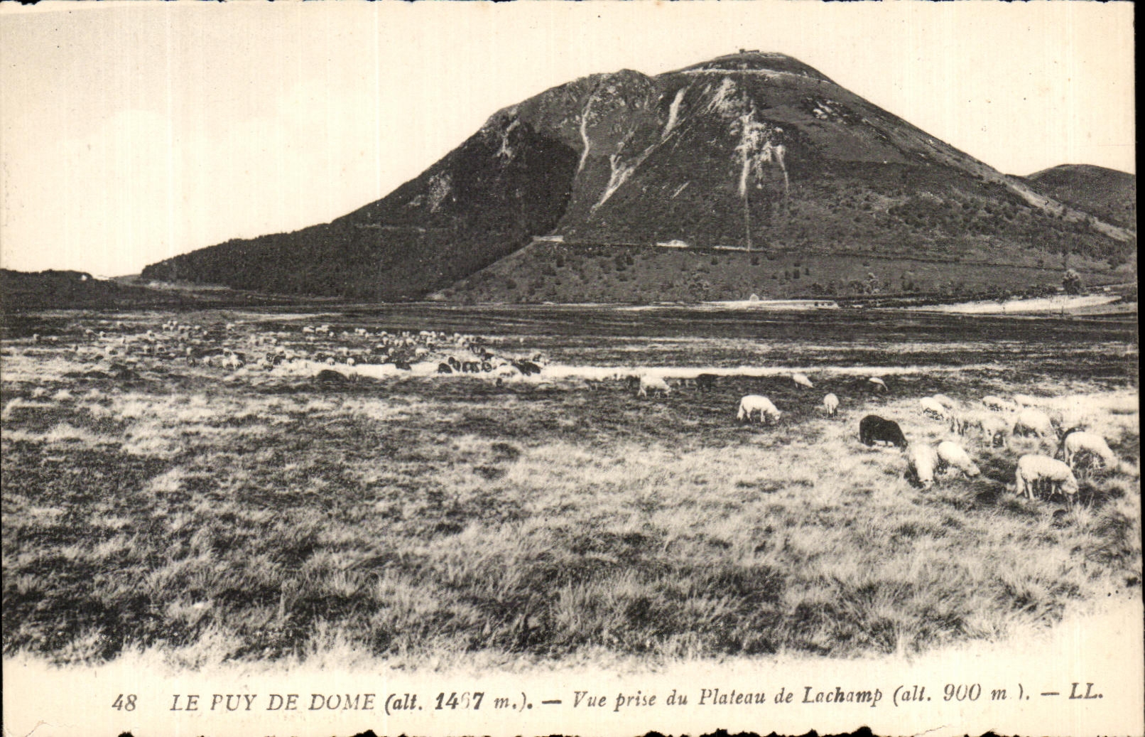 Le Puy de Dôme (alt. 1467 m.) — Vue prise du Plateau de Lochamp (alt. 900 m.) — LL