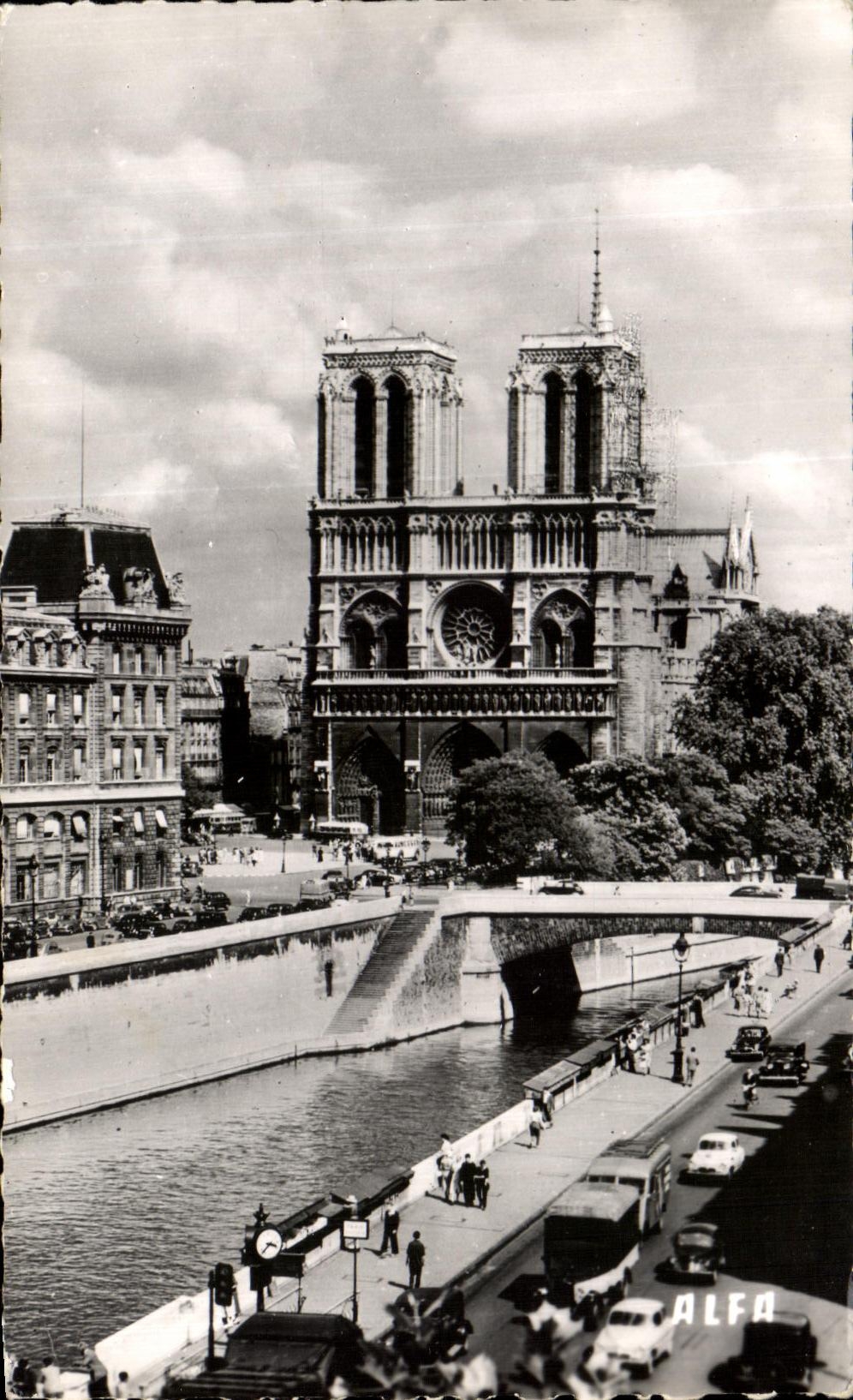 CPA Paris Notre Dame et le Quai de Montebello