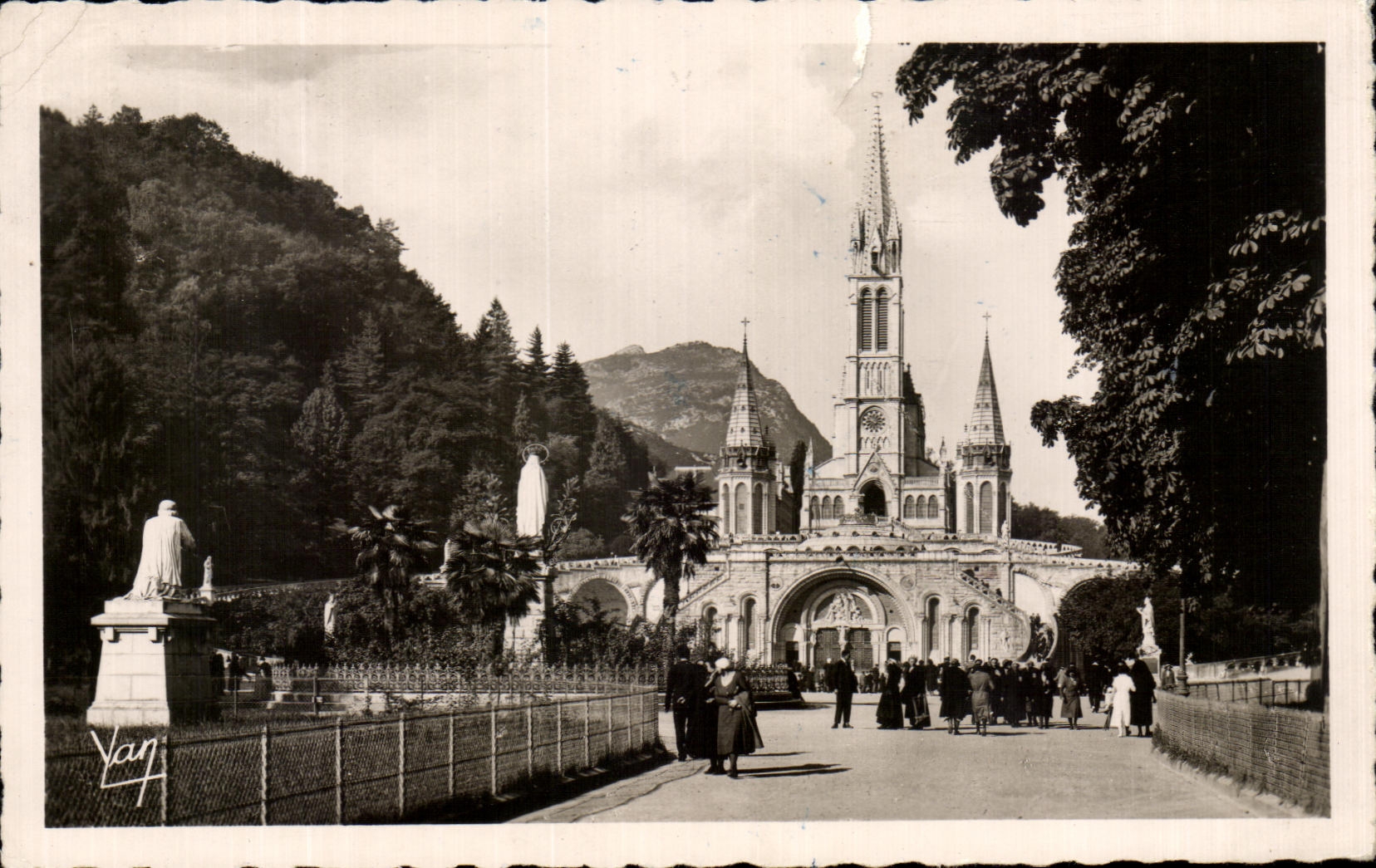 CPA Lourdes La Basilique et la Vierge couronnee