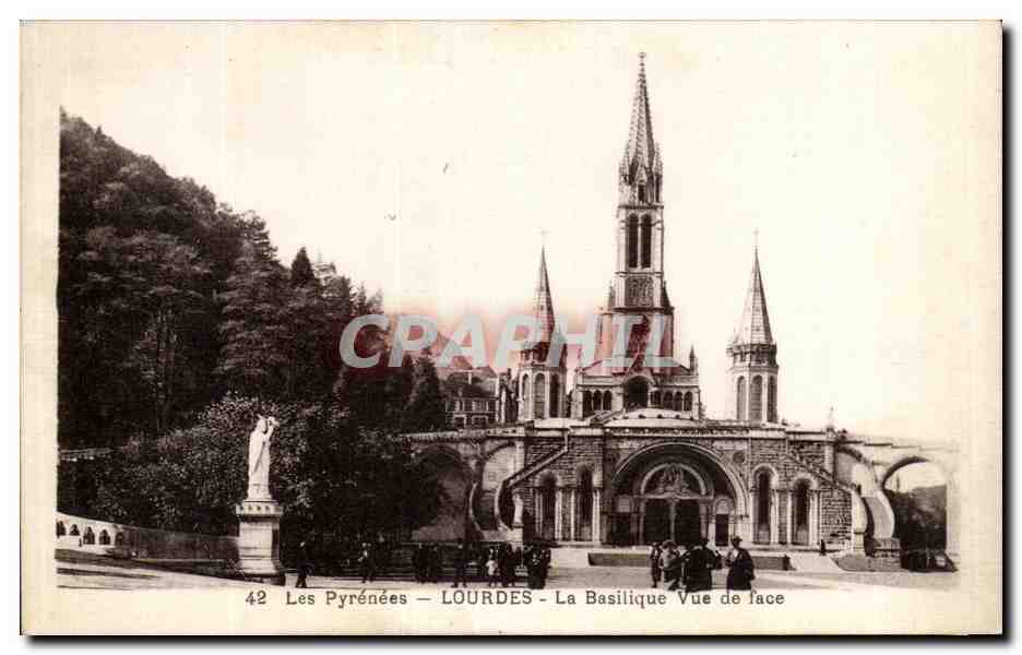 CPA Lourdes La Basilique Vue de Face Les Pyrenees