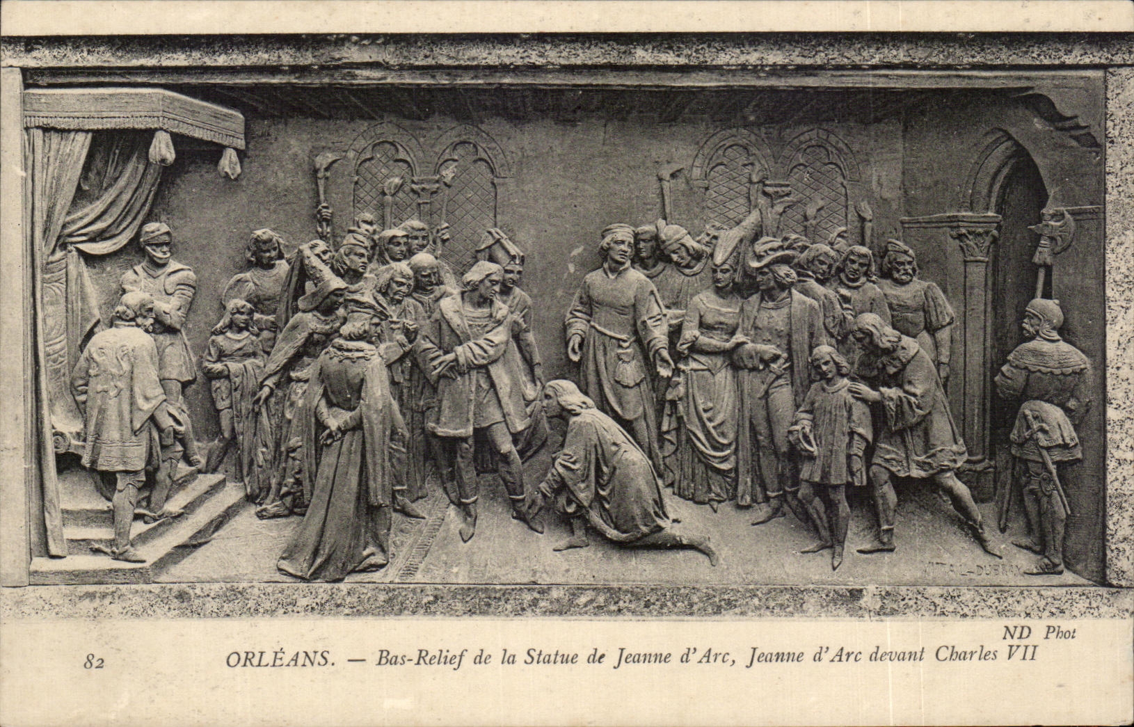 CPA Orleans Bas relief de la statue de Jeanne d'arc devant Charles VII