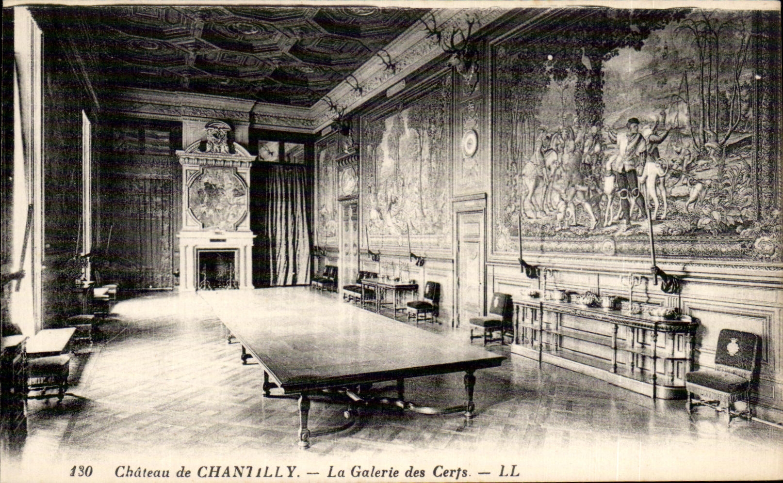 Schloss CHANTILLY — Die Hirschgalerie — LL